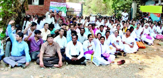 Sindhudurg: National Health Campaign: Decision, contract workers' agitation due to non-interference by the Morcha government | सिंधुदुर्ग : राष्ट्रीय आरोग्य अभियान : मोर्चाची शासनाकडून दखल न घेतल्याने निर्णय, कंत्राटी कर्मचाऱ्यांचे आंदोलन Sindhudurg: National Health Campaign: Decision, contract workers' agitation due to non-interference by the Morcha government | सिंधुदुर्ग : राष्ट्रीय आरोग्य अभियान : मोर्चाची शासनाकडून दखल न घेतल्याने निर्णय, कंत्राटी कर्मचाऱ्यांचे आंदोलन