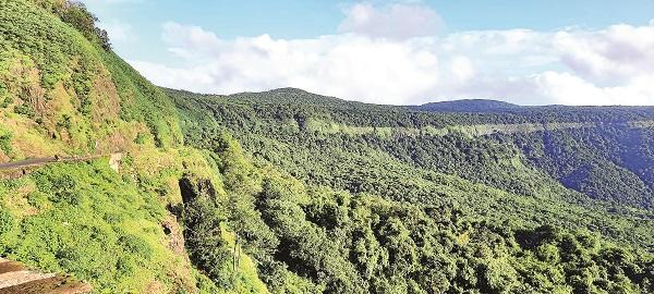Corona eclipse of Amboli tourism, hit for the second year in a row | आंबोलीच्या पर्यटनाला कोरोनाचे ग्रहण, सलग दुसऱ्या वर्षी फटका Corona eclipse of Amboli tourism, hit for the second year in a row | आंबोलीच्या पर्यटनाला कोरोनाचे ग्रहण, सलग दुसऱ्या वर्षी फटका
