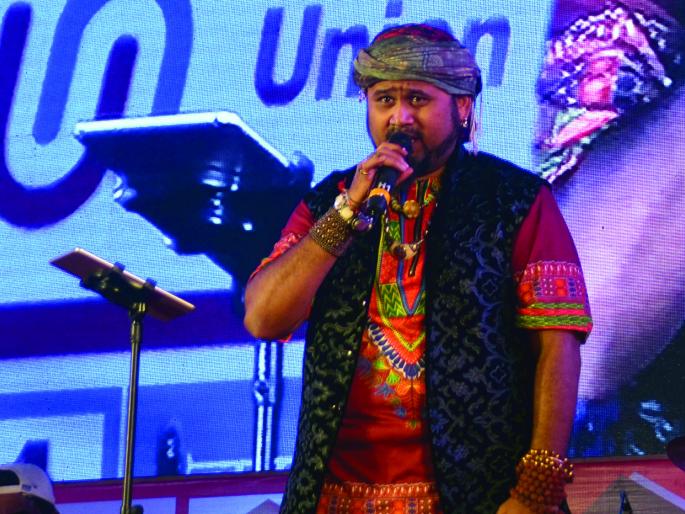 Rockstar Songs Rascal Enchanted, Fourth Day of Sawantwadi Tourism Festival: Laughing out with humorous comedy | रॉकस्टारच्या गायनाने रसिक मंत्रमुग्ध, सावंतवाडी पर्यटन महोत्सवाचा चौथा दिवस : हास्यसम्राटांच्या कॉमेडीने खळखळून हसविले Rockstar Songs Rascal Enchanted, Fourth Day of Sawantwadi Tourism Festival: Laughing out with humorous comedy | रॉकस्टारच्या गायनाने रसिक मंत्रमुग्ध, सावंतवाडी पर्यटन महोत्सवाचा चौथा दिवस : हास्यसम्राटांच्या कॉमेडीने खळखळून हसविले