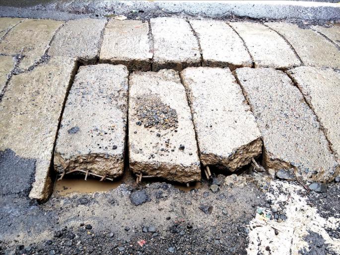 Sindhudurg Nagariri: Dangerous barks are dangerous, ignoring Railway Administration | सिंधुदुर्गनगरी : गतिरोधकाच्या सळ्या धोकादायक, रेल्वे प्रशासनाचे दुर्लक्ष