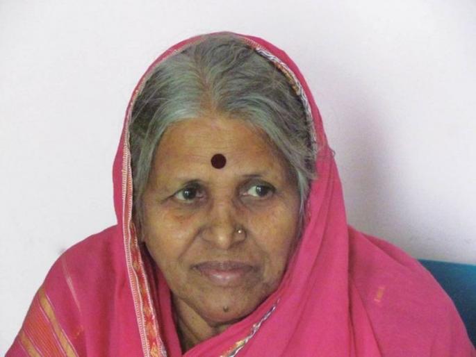 The traffic congestion on the Mumbai-Pune highway hit the Sindhutai Sakalak | मुंबई-पुणे महामार्गावरील वाहतूक कोंडीचा सिंधुताई सपकाळ यांना फटका