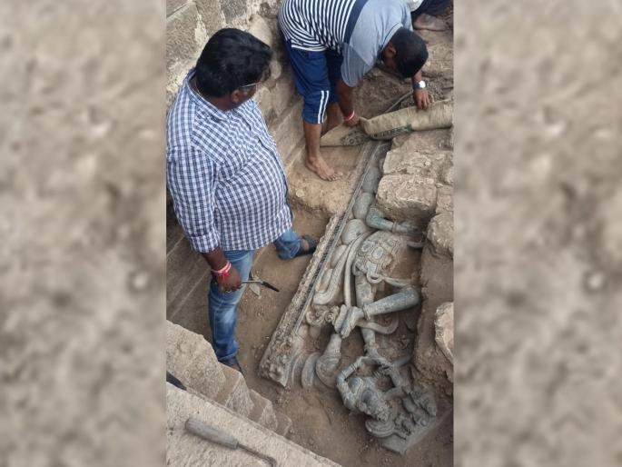 Seshashayi Bhagwan was revealed in the excavations being carried out by the Archaeological Department | पुरातत्व विभागाकडून होत असलेल्या उत्खननात प्रगटले शेषशायी भगवान Seshashayi Bhagwan was revealed in the excavations being carried out by the Archaeological Department | पुरातत्व विभागाकडून होत असलेल्या उत्खननात प्रगटले शेषशायी भगवान