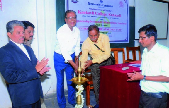 Do not run behind the job; Become an entrepreneur: Kamlakar Sawant | नोकरीच्या मागे धावू नका; उद्योजक बना : कमलाकर सावंत     Do not run behind the job; Become an entrepreneur: Kamlakar Sawant | नोकरीच्या मागे धावू नका; उद्योजक बना : कमलाकर सावंत