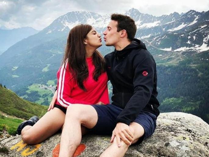 singer Monali Thakur's Cryptic Post Sparks Divorce Rumours after three years of marriage | आधी ३ वर्ष लग्न लपवलं अन् आता एकमेकांना केलं अनफॉलो? लोकप्रिय गायिकेच्या घटस्फोटाची चर्चा singer Monali Thakur's Cryptic Post Sparks Divorce Rumours after three years of marriage | आधी ३ वर्ष लग्न लपवलं अन् आता एकमेकांना केलं अनफॉलो? लोकप्रिय गायिकेच्या घटस्फोटाची चर्चा