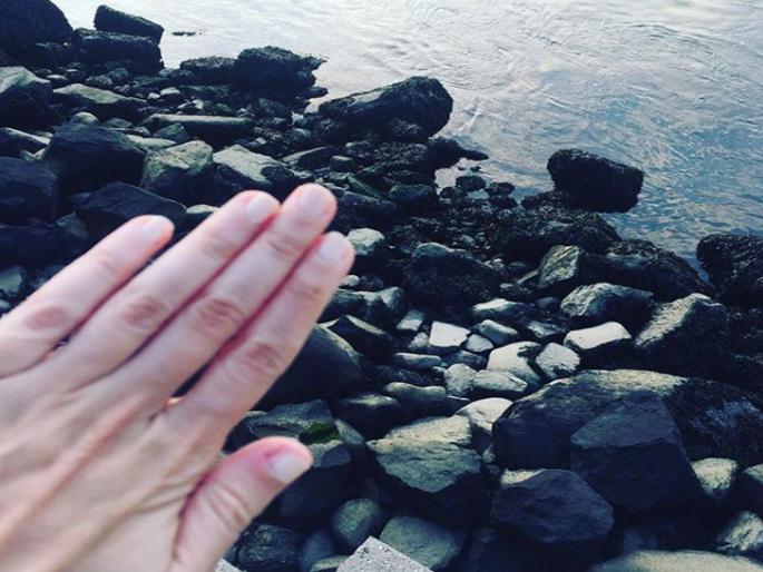 Not engaged instagram page is for single people photos are viral | सिंगल लोकांसाठीच आहे 'हे' इन्स्टाग्राम पेज; लाखो लोक करतात फॉलो Not engaged instagram page is for single people photos are viral | सिंगल लोकांसाठीच आहे 'हे' इन्स्टाग्राम पेज; लाखो लोक करतात फॉलो