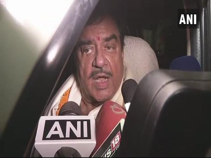 mersal row shatrughan sinha take dig at bjp | जीएसटी-नोटाबंदीवर टीका केली म्हणून व्यक्ती देशद्रोही नाही ठरत,  शत्रुघ्न सिन्हांचा भाजपाला पुन्हा घरचा अहेर