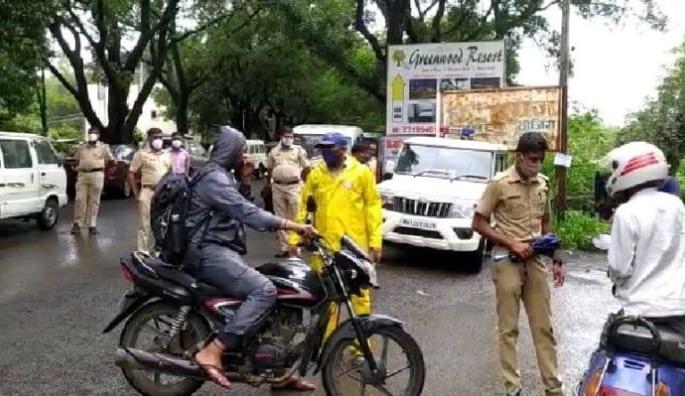 Action against 309 tourists at Sinhagad, Khadakwasla in Pune; A fine of Rs one lakh was recovered | पुण्यात सिंहगड, खडकवासला येथे ३०९ पर्यटकांवर कारवाई; एक लाख रुपयांचा दंड वसूल Action against 309 tourists at Sinhagad, Khadakwasla in Pune; A fine of Rs one lakh was recovered | पुण्यात सिंहगड, खडकवासला येथे ३०९ पर्यटकांवर कारवाई; एक लाख रुपयांचा दंड वसूल