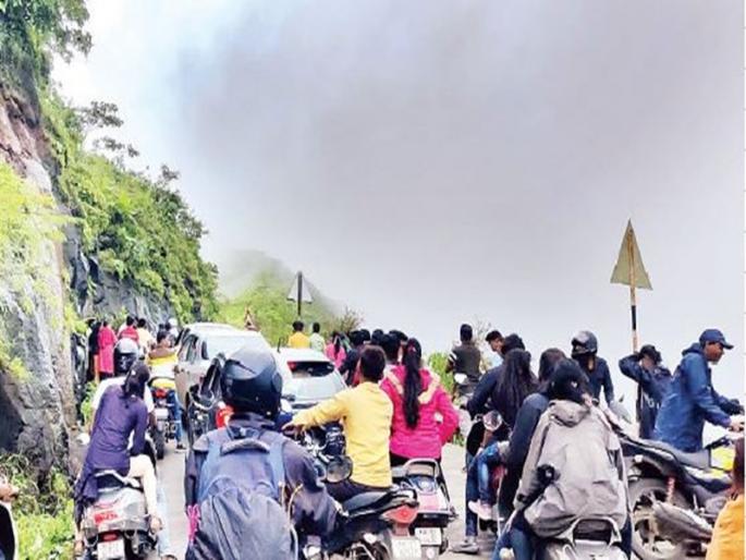 Happy New Year 2024 queues in temples; Busy selfies at tourist spots, food in hotels too! | Happy New Year 2024: मंदिरांत रांगा; पर्यटनस्थळी धडाधड सेल्फी, हॉटेलमध्ये जेवणावरही ताव! Happy New Year 2024 queues in temples; Busy selfies at tourist spots, food in hotels too! | Happy New Year 2024: मंदिरांत रांगा; पर्यटनस्थळी धडाधड सेल्फी, हॉटेलमध्ये जेवणावरही ताव!