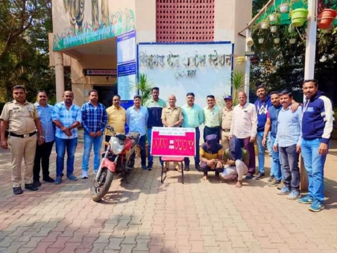 Seeing a woman alone two who steal a gold chain arrested 5 lakhs in 10 crimes seized | एकटी महिला पाहून सोनसाखळी चोरणारे दोघे गजाआड; 10 गुन्ह्यातील 5 लाखाचा मुद्देमाल जप्त Seeing a woman alone two who steal a gold chain arrested 5 lakhs in 10 crimes seized | एकटी महिला पाहून सोनसाखळी चोरणारे दोघे गजाआड; 10 गुन्ह्यातील 5 लाखाचा मुद्देमाल जप्त