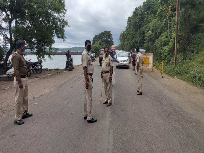 Punitive action against tourists visiting Sinhagad; A fine of Rs 88,000 was recovered in two days | सिंहगडावर येणाऱ्या पर्यटकांवर दंडात्मक कारवाई; दोन दिवसांत तब्बल ८८ हजारांचा दंड केला वसूल Punitive action against tourists visiting Sinhagad; A fine of Rs 88,000 was recovered in two days | सिंहगडावर येणाऱ्या पर्यटकांवर दंडात्मक कारवाई; दोन दिवसांत तब्बल ८८ हजारांचा दंड केला वसूल