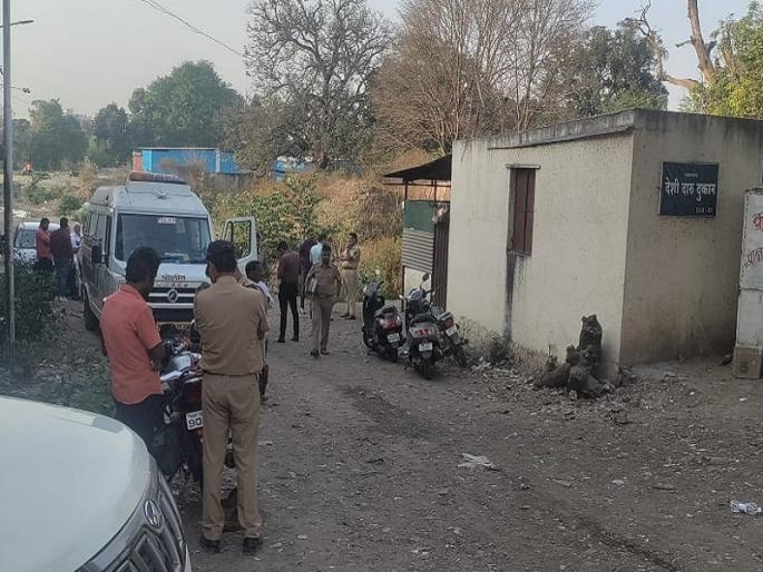 murder of a liquor store manager in pune by throwing cement bricks on his head | पुण्यात भरदिवसा सिमेंटची विट डोक्यात घालून दारू दुकानाच्या व्यवस्थापकाचा खून murder of a liquor store manager in pune by throwing cement bricks on his head | पुण्यात भरदिवसा सिमेंटची विट डोक्यात घालून दारू दुकानाच्या व्यवस्थापकाचा खून