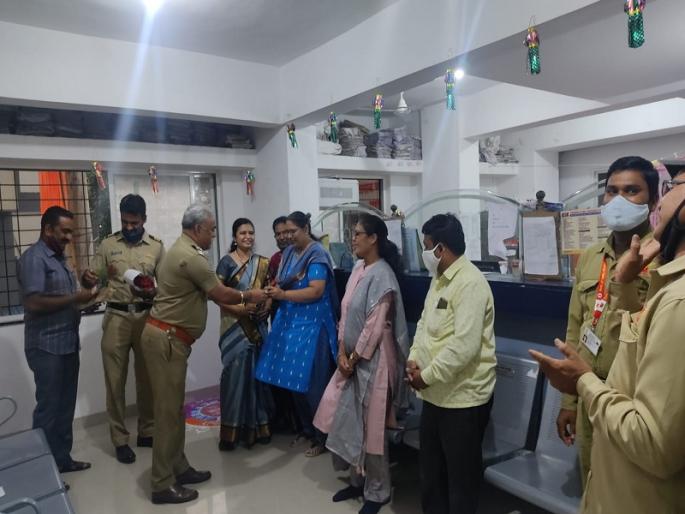 world post day 2021 pune police celebrated post day | World Post Day 2021: 'पोस्टमन काका, पत्र घ्या...', म्हणत पुणे पोलिसांकडून 'जागतिक पोस्टमन दिन' साजरा world post day 2021 pune police celebrated post day | World Post Day 2021: 'पोस्टमन काका, पत्र घ्या...', म्हणत पुणे पोलिसांकडून 'जागतिक पोस्टमन दिन' साजरा