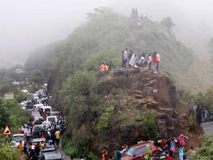 Fort Sinhagad ghat road will install iron mesh 1.5 crore approved by the Forest Department | किल्ले सिंहगडाच्या घाट रस्त्यावर लोखंडी जाळी बसविणार; वन विभागाकडून दीड कोटी मंजूर Fort Sinhagad ghat road will install iron mesh 1.5 crore approved by the Forest Department | किल्ले सिंहगडाच्या घाट रस्त्यावर लोखंडी जाळी बसविणार; वन विभागाकडून दीड कोटी मंजूर