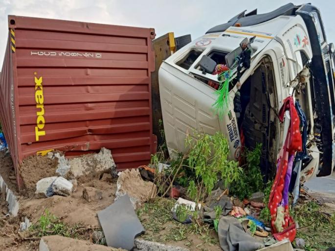 The driver was injured when the container overturned in Sinnar Ghat | सिन्नर घाटात कंटनेर उलटून अपघात ; वाहन चालक जखमी The driver was injured when the container overturned in Sinnar Ghat | सिन्नर घाटात कंटनेर उलटून अपघात ; वाहन चालक जखमी