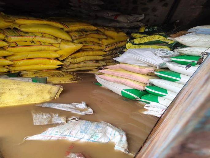 The plight of the citizens due to the first rain in Thangaon | ठाणगाव येथे पहिल्याच पावासाने नागरिकांची दैना The plight of the citizens due to the first rain in Thangaon | ठाणगाव येथे पहिल्याच पावासाने नागरिकांची दैना