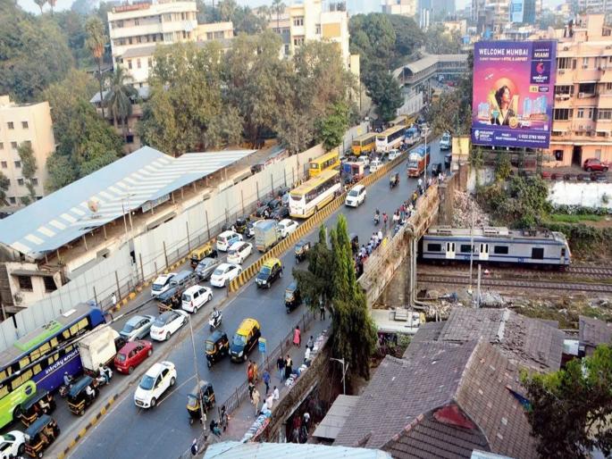 Ban on heavy traffic from Sion flyover | सायन उड्डाण पुलावरून वाहतुकीस 'या' वाहनांना बंदी; लवकरच पुलाचे पाडकाम होणार! Ban on heavy traffic from Sion flyover | सायन उड्डाण पुलावरून वाहतुकीस 'या' वाहनांना बंदी; लवकरच पुलाचे पाडकाम होणार!