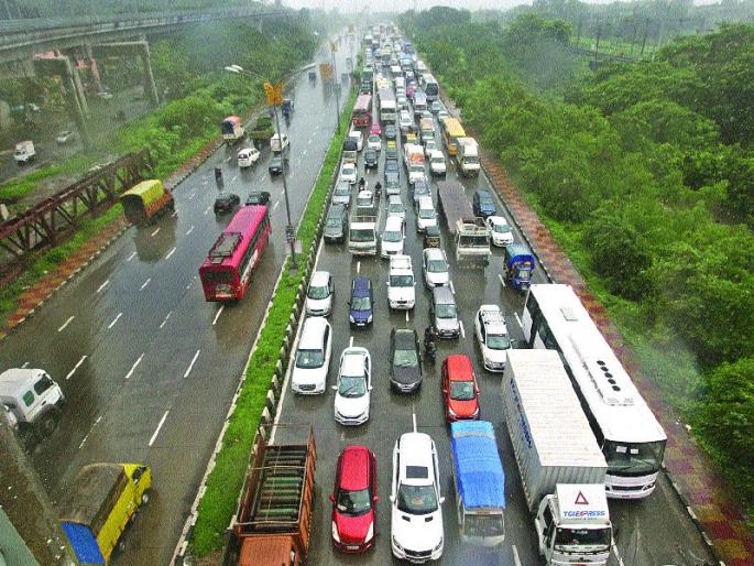Traffic slowed down the Sion-Panvel route and Jijabai Bhosale route | सायन-पनवेल मार्ग व जिजाबाई भोसले मार्गावर वाहतुकीचा वेग मंदावला Traffic slowed down the Sion-Panvel route and Jijabai Bhosale route | सायन-पनवेल मार्ग व जिजाबाई भोसले मार्गावर वाहतुकीचा वेग मंदावला