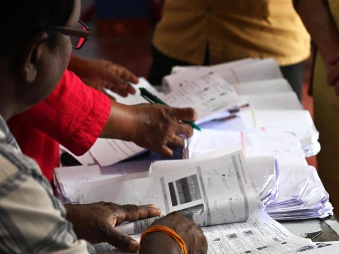 85 lakh voters have mixed names in their fathers' names, 13 lakh people have the same parents, shocking information comes to light from SIR in Bengal | ८५ लाख मतदारांच्या वडिलांच्या नावात गडबड, १३ लाख जणांचे आई-वडील एकच, बंगालमधील SIR मधून धक्कादायक माहिती समोर 85 lakh voters have mixed names in their fathers' names, 13 lakh people have the same parents, shocking information comes to light from SIR in Bengal | ८५ लाख मतदारांच्या वडिलांच्या नावात गडबड, १३ लाख जणांचे आई-वडील एकच, बंगालमधील SIR मधून धक्कादायक माहिती समोर