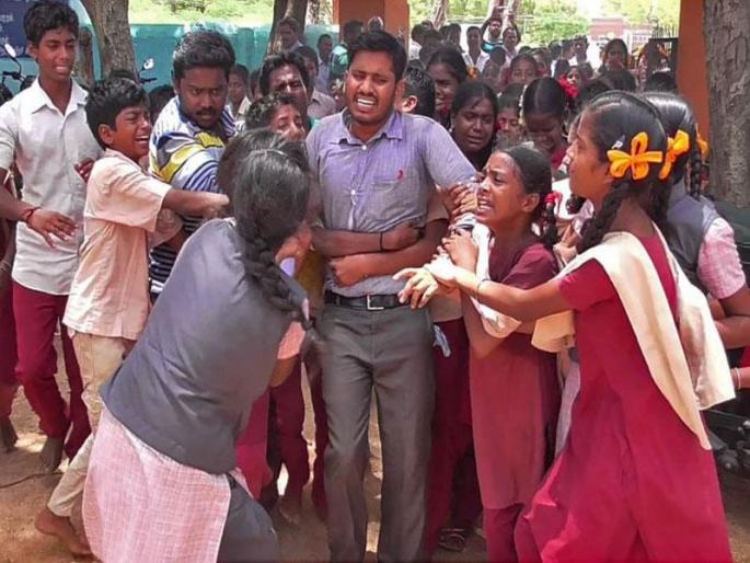 Don't go sir Tamilnadu students crying and cling on their teacher refuse to accept his transfer | 'आम्हाला सोडून जाऊ नका हो सर'... हुंदके देत-देत मुलांची विनवणी