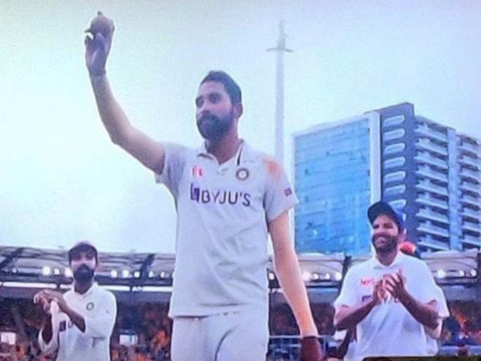 IND vs AUS : Ajinkya Rahane hands over the match ball to Mohammed Siraj who leads India off the Gabba pitch | India vs Australia, 4th Test Day 4 : 'हा' फोटो अजिंक्य रहाणेच्या नेतृत्वाबद्दल बरंच काही सांगतो; मोहम्मद सिराजला दिला विशेष मान