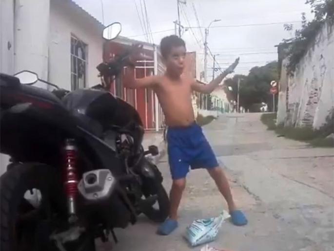 Kid dancing on bike security siren video goes viral | बाबो! ज्या सायरनच्या आवाजाने तुम्हाला येतो वैताग, त्यावर या मुलाने केला अफलातून डान्स! Kid dancing on bike security siren video goes viral | बाबो! ज्या सायरनच्या आवाजाने तुम्हाला येतो वैताग, त्यावर या मुलाने केला अफलातून डान्स!