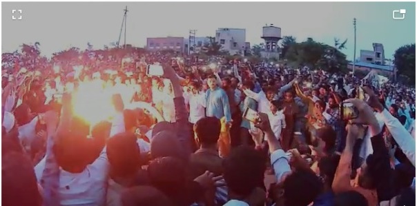 Dasari says with a gun salute in the head | शिरोळमध्ये तोफेच्या सलामीने दसऱ्याची सांगता Dasari says with a gun salute in the head | शिरोळमध्ये तोफेच्या सलामीने दसऱ्याची सांगता