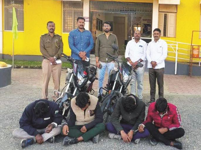 Thrill in Beed! Inter-state 'Sisodia gang' steals at wedding ceremony, posing as guests | बीडमध्ये थरार! लग्न समारंभात पाहुणे बनून चोरी करणारी आंतरराज्य 'सिसोदिया गँग' गजाआड Thrill in Beed! Inter-state 'Sisodia gang' steals at wedding ceremony, posing as guests | बीडमध्ये थरार! लग्न समारंभात पाहुणे बनून चोरी करणारी आंतरराज्य 'सिसोदिया गँग' गजाआड