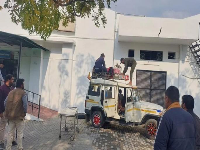 pithoragarh sister did not have money tied brother body on the roof of taxi and took home | रुग्णवाहिकेसाठी पैसे नव्हते, अखेर बहिणीने भावाचा मृतदेह टॅक्सीच्या छतावर बांधून केला १९५ किमी प्रवास pithoragarh sister did not have money tied brother body on the roof of taxi and took home | रुग्णवाहिकेसाठी पैसे नव्हते, अखेर बहिणीने भावाचा मृतदेह टॅक्सीच्या छतावर बांधून केला १९५ किमी प्रवास
