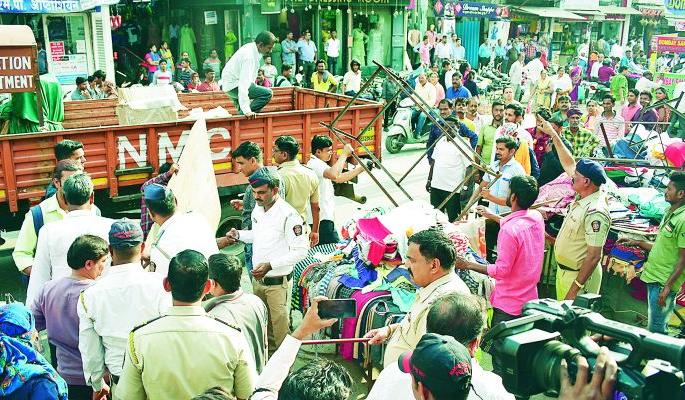 Removed Hawkers on Sitabuldi Main Road in Nagpur | नागपुरातील सीताबर्डी मेन रोडवरील हॉकर्सना हटविले Removed Hawkers on Sitabuldi Main Road in Nagpur | नागपुरातील सीताबर्डी मेन रोडवरील हॉकर्सना हटविले