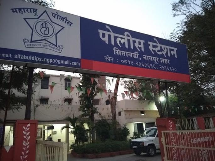 Harden criminal's Bhaigiri in police station at Nagpur | निर्ढावलेल्या आरोपीची नागपुरातील पोलीस ठाण्यात भाईगिरी Harden criminal's Bhaigiri in police station at Nagpur | निर्ढावलेल्या आरोपीची नागपुरातील पोलीस ठाण्यात भाईगिरी