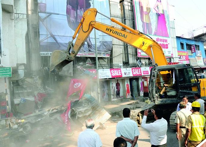 Near Goel Mall in Nagpur Sitabaldi removed encroachment of 16 retail stores | नागपूर सीताबर्डीतील गोयल मॉल लगतच्या १६ दुकानावर हातोडा Near Goel Mall in Nagpur Sitabaldi removed encroachment of 16 retail stores | नागपूर सीताबर्डीतील गोयल मॉल लगतच्या १६ दुकानावर हातोडा