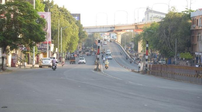 Roads on Shankarnagar, Buldi in Nagpur become depopulated | नागपुरातील शंकरनगर, बर्डीवरचे रस्ते पडले ओस Roads on Shankarnagar, Buldi in Nagpur become depopulated | नागपुरातील शंकरनगर, बर्डीवरचे रस्ते पडले ओस