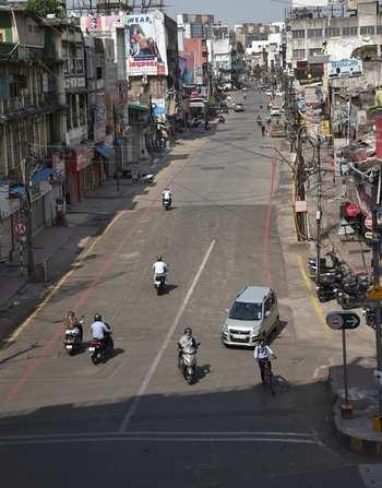 Crowd in Sitabardi aggravates Corona's crisis | सीताबर्डीत गर्दीमुळे वाढले कोरोनाचे संकट Crowd in Sitabardi aggravates Corona's crisis | सीताबर्डीत गर्दीमुळे वाढले कोरोनाचे संकट