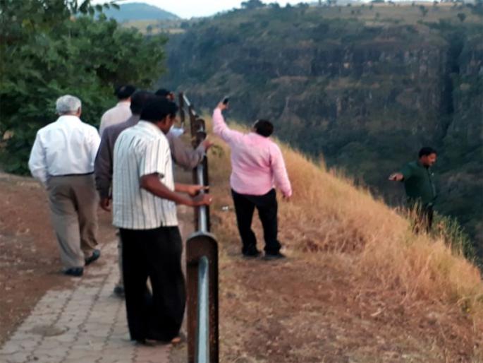 Self-threatens life near Sitakhi point | सीताखाई पॉईंटजवळ जीव धोक्यात घालून घेतात ‘सेल्फी’ Self-threatens life near Sitakhi point | सीताखाई पॉईंटजवळ जीव धोक्यात घालून घेतात ‘सेल्फी’