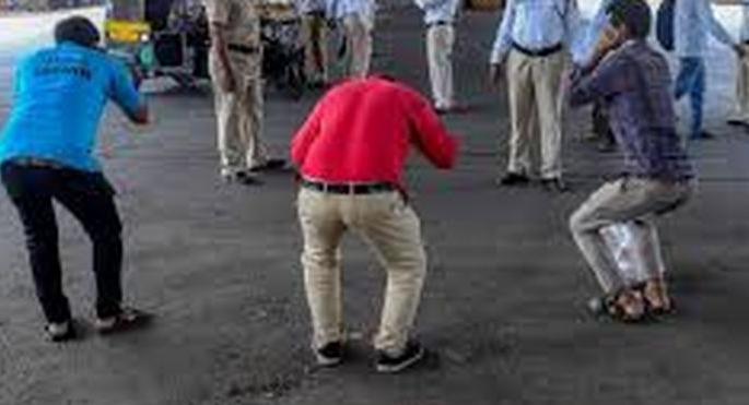 Youths who do not wear masks are punished! | मास्क न लावणाऱ्या युवकांना उठाबशा काढण्याची शिक्षा!