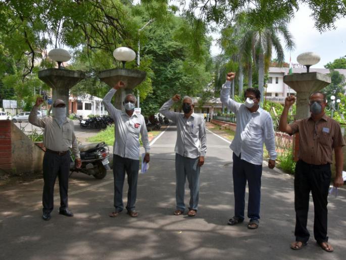 Provide financial assistance to unemployed drivers due to lockdown | लॉकडाऊनमुळे बेरोजगार वाहनचालकांना आर्थिक मदत द्या Provide financial assistance to unemployed drivers due to lockdown | लॉकडाऊनमुळे बेरोजगार वाहनचालकांना आर्थिक मदत द्या