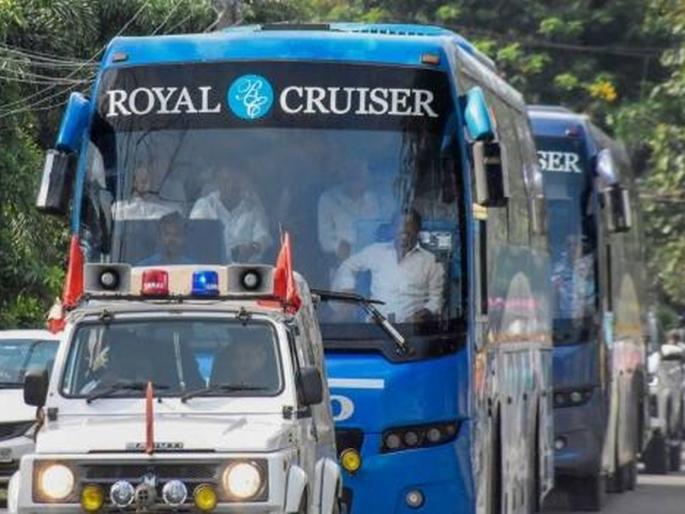 UPA 32 MLAs and 35 leaders left for Raipur by air; Political movement in Jharkhand gathers pace | यूपीएचे ३२ आमदार अन् ३५ नेते हवाईमार्गे थेट रायपूरकडे रवाना; झारखंडमध्ये राजकीय हालचालींना वेग UPA 32 MLAs and 35 leaders left for Raipur by air; Political movement in Jharkhand gathers pace | यूपीएचे ३२ आमदार अन् ३५ नेते हवाईमार्गे थेट रायपूरकडे रवाना; झारखंडमध्ये राजकीय हालचालींना वेग