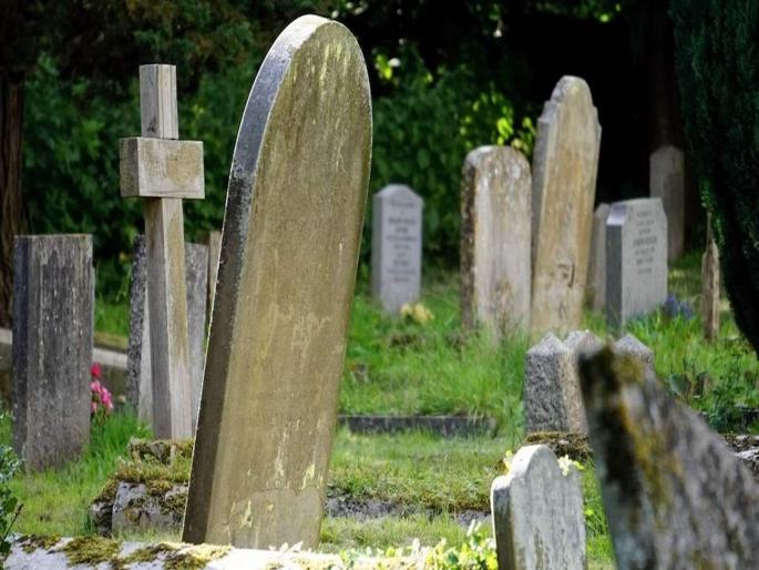 Mistakenly Buried Alive, Brazilian Woman Spends 11 Days Trying To Fight Her Way Out Of Coffin | कबरीतून येत होता विचित्र आवाज; खोदून पाहिल्यानंतर लोकांच्या पायाखालची जमीन सरकली Mistakenly Buried Alive, Brazilian Woman Spends 11 Days Trying To Fight Her Way Out Of Coffin | कबरीतून येत होता विचित्र आवाज; खोदून पाहिल्यानंतर लोकांच्या पायाखालची जमीन सरकली