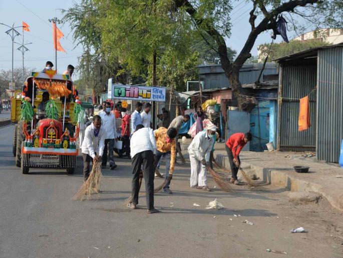 Two hundred tons of garbage was lifted from Solapur | सोलापुरातून दोनशे टन कचरा उचलला; साडेचार हजार श्री सदस्यांची उत्स्फूर्त सेवा Two hundred tons of garbage was lifted from Solapur | सोलापुरातून दोनशे टन कचरा उचलला; साडेचार हजार श्री सदस्यांची उत्स्फूर्त सेवा