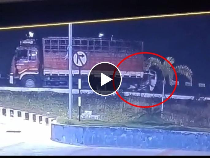 Six members of a family killed after a minivan crashed into a truck on Salem-Coimbatore National Highway in Tamil Nadu, know here | नजर हटी दुर्घटना घटी! एकाच कुटुंबातील ६ जण ठार; अंगावर काटा आणणारे अपघाताचे दृश्य Six members of a family killed after a minivan crashed into a truck on Salem-Coimbatore National Highway in Tamil Nadu, know here | नजर हटी दुर्घटना घटी! एकाच कुटुंबातील ६ जण ठार; अंगावर काटा आणणारे अपघाताचे दृश्य