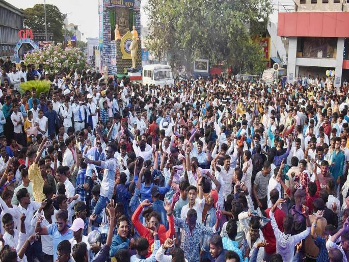 'Jai Bheem' slogan for campaigning after Gudi Padva in Election | गुढीपाडव्यानंतर प्रचारासाठी आता 'जय भीम' चा नारा; उमेदवार मतदारांच्या घरी 'Jai Bheem' slogan for campaigning after Gudi Padva in Election | गुढीपाडव्यानंतर प्रचारासाठी आता 'जय भीम' चा नारा; उमेदवार मतदारांच्या घरी