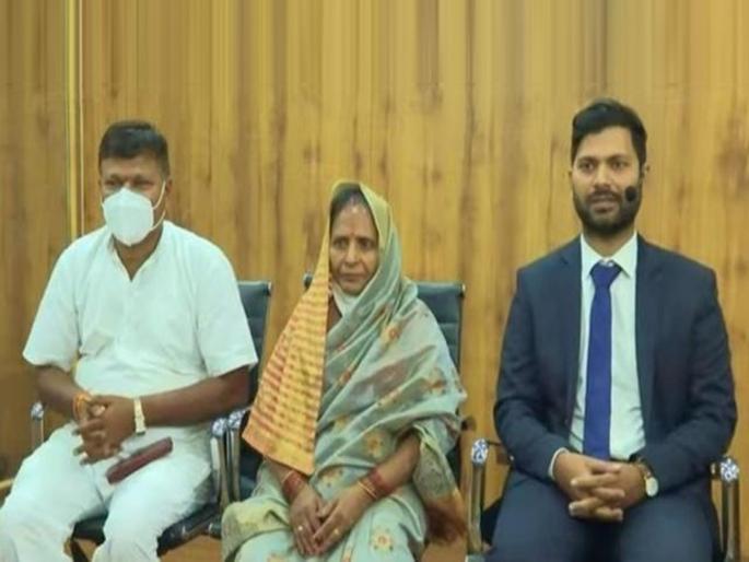 Policeman slapped on father, Son Kamlesh Kumar decided to take a step towards becoming a judge | फेरिवाल्या बापाला पोलिसांनी कानाखाली मारली; पोरानं न्यायाधीश बनून नाव कमावलं Policeman slapped on father, Son Kamlesh Kumar decided to take a step towards becoming a judge | फेरिवाल्या बापाला पोलिसांनी कानाखाली मारली; पोरानं न्यायाधीश बनून नाव कमावलं