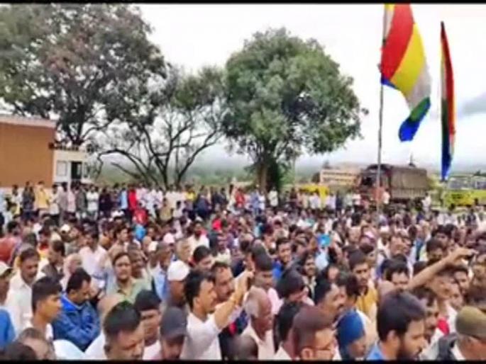 Protect the sages, the Jain community demands; Road stop on Pune-Bangalore highway | मुनींना संरक्षण द्या, जैन समाजाची मागणी; पुणे-बंगळुरू महामार्गावर रास्ता रोको Protect the sages, the Jain community demands; Road stop on Pune-Bangalore highway | मुनींना संरक्षण द्या, जैन समाजाची मागणी; पुणे-बंगळुरू महामार्गावर रास्ता रोको