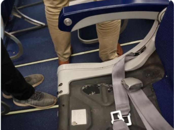 Almost the seat of the plane disappeared; Photo viral on social media | चक्क विमानातील बसायची सीटच केली गायब; सोशल मीडियात फोटो व्हायरल Almost the seat of the plane disappeared; Photo viral on social media | चक्क विमानातील बसायची सीटच केली गायब; सोशल मीडियात फोटो व्हायरल