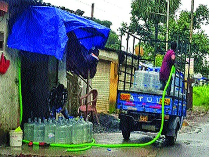 Bogus bottled water business booming in Vasai; Neglect of administration | वसईत बोगस बाटलीबंद पाण्याचा धंदा जोरात; प्रशासनाचे दुर्लक्ष Bogus bottled water business booming in Vasai; Neglect of administration | वसईत बोगस बाटलीबंद पाण्याचा धंदा जोरात; प्रशासनाचे दुर्लक्ष