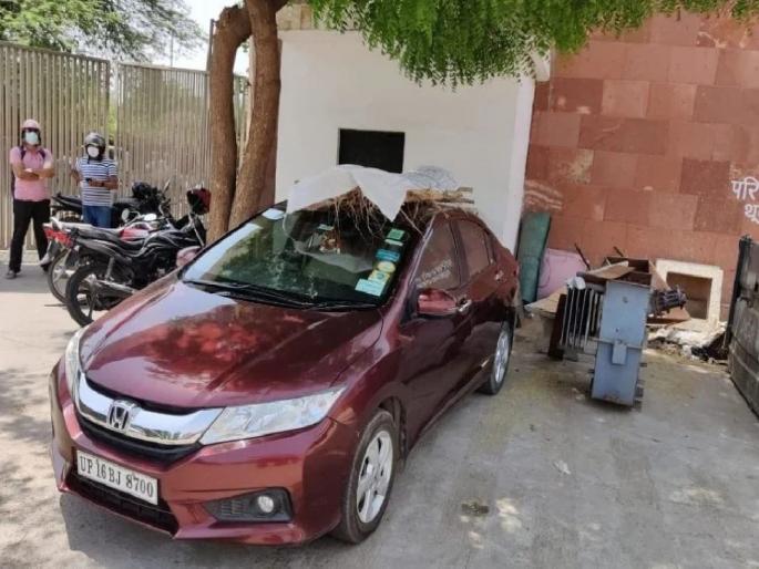 Coronavirus: Son Father Dead Body Carried To Crematorium On The Roof Of The Car In Agra | Coronavirus: रुग्णवाहिका न मिळाल्यानं कारच्या टपावर वडिलांचा मृतदेह बांधून मुलगा स्मशानभूमीत पोहचला Coronavirus: Son Father Dead Body Carried To Crematorium On The Roof Of The Car In Agra | Coronavirus: रुग्णवाहिका न मिळाल्यानं कारच्या टपावर वडिलांचा मृतदेह बांधून मुलगा स्मशानभूमीत पोहचला