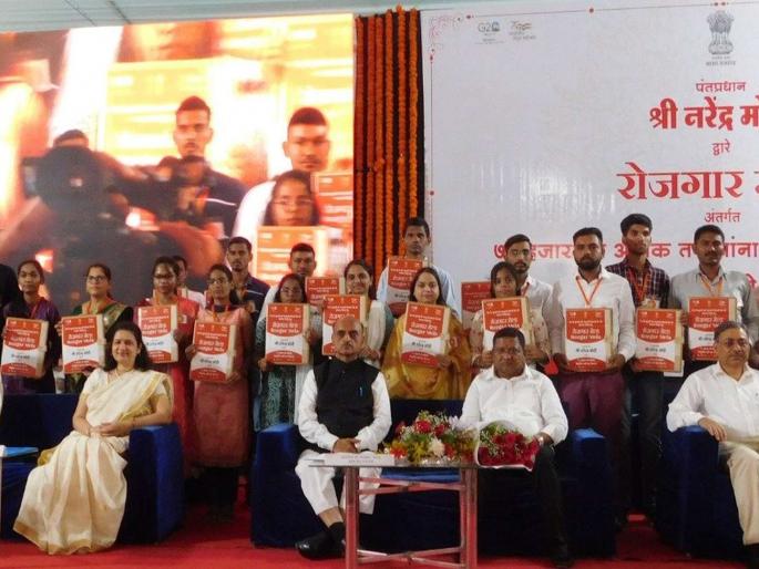 Prime Minister Modi gave appointment letters to the unemployed through video conferencing | पंतप्रधान मोदींनी व्हिडीओ कॉन्फरन्सिंगद्वारे दिले बेरोजगारांना नियुक्तीपत्र Prime Minister Modi gave appointment letters to the unemployed through video conferencing | पंतप्रधान मोदींनी व्हिडीओ कॉन्फरन्सिंगद्वारे दिले बेरोजगारांना नियुक्तीपत्र