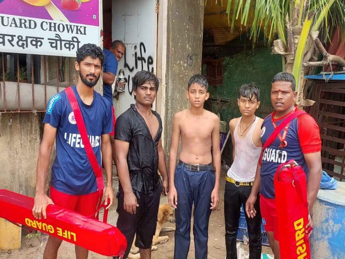 Three drowning people were rescued by lifeguards at Malad's Aksa Beach | मालाडच्या अक्साबीचवर बुडणाऱ्या तिघांना जीवरक्षकांनी वाचवले Three drowning people were rescued by lifeguards at Malad's Aksa Beach | मालाडच्या अक्साबीचवर बुडणाऱ्या तिघांना जीवरक्षकांनी वाचवले