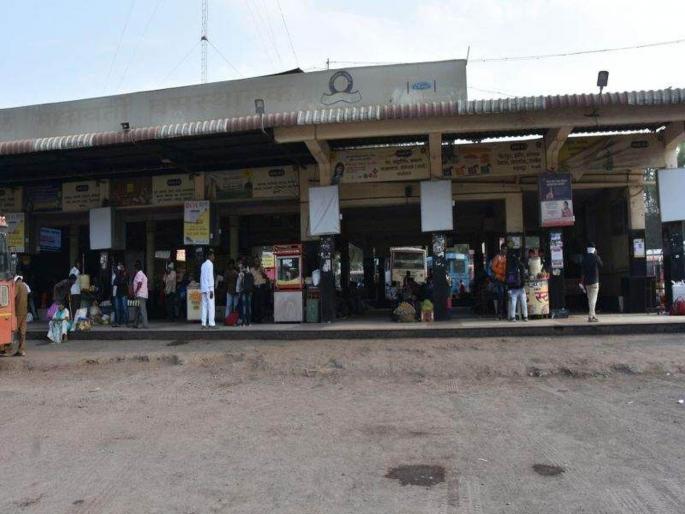 94 thousand was stolen from the woman's purse at Dhule bus station | धुळे बसस्थानकात महिलेच्या पर्समधून ९४ हजारांचा ऐवज लांबविला 94 thousand was stolen from the woman's purse at Dhule bus station | धुळे बसस्थानकात महिलेच्या पर्समधून ९४ हजारांचा ऐवज लांबविला