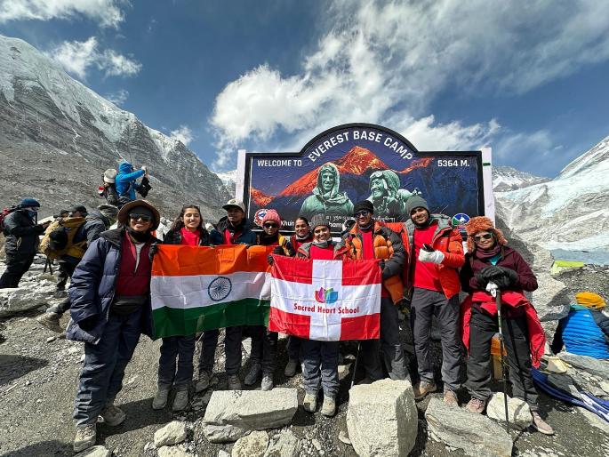 Seven students reach Everest base camp; Sacred Heart School became the first school in Kalyan | सात विद्यार्थी पोहचले एवरेस्ट बेस कँपवर; सेक्रेड हार्ट स्कूल ठरली कल्याणमधील पहिली शाळा Seven students reach Everest base camp; Sacred Heart School became the first school in Kalyan | सात विद्यार्थी पोहचले एवरेस्ट बेस कँपवर; सेक्रेड हार्ट स्कूल ठरली कल्याणमधील पहिली शाळा